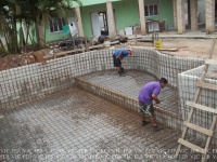 Obra utilizando telas eletro soldadas e barras de ferro.